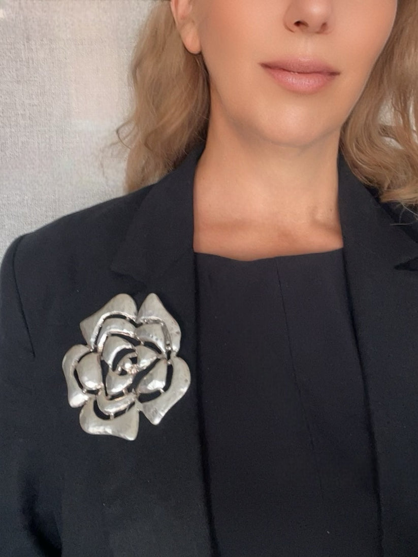Broche Camelia en plata 10µ grande 3D - Imagen 3