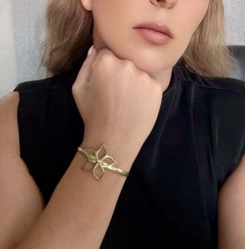 Pulsera brazalete fino IrregularBlom Únic dorado (latón) ajustable - Imagen 2