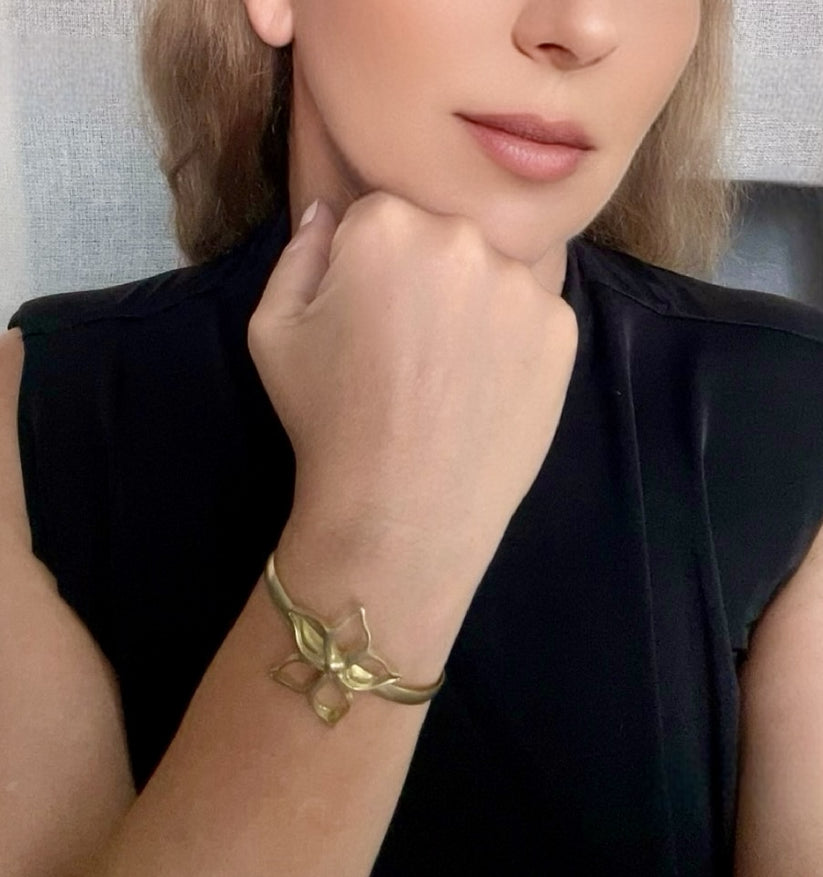Pulsera brazalete fino IrregularBlom Únic dorado (latón) ajustable - Imagen 4