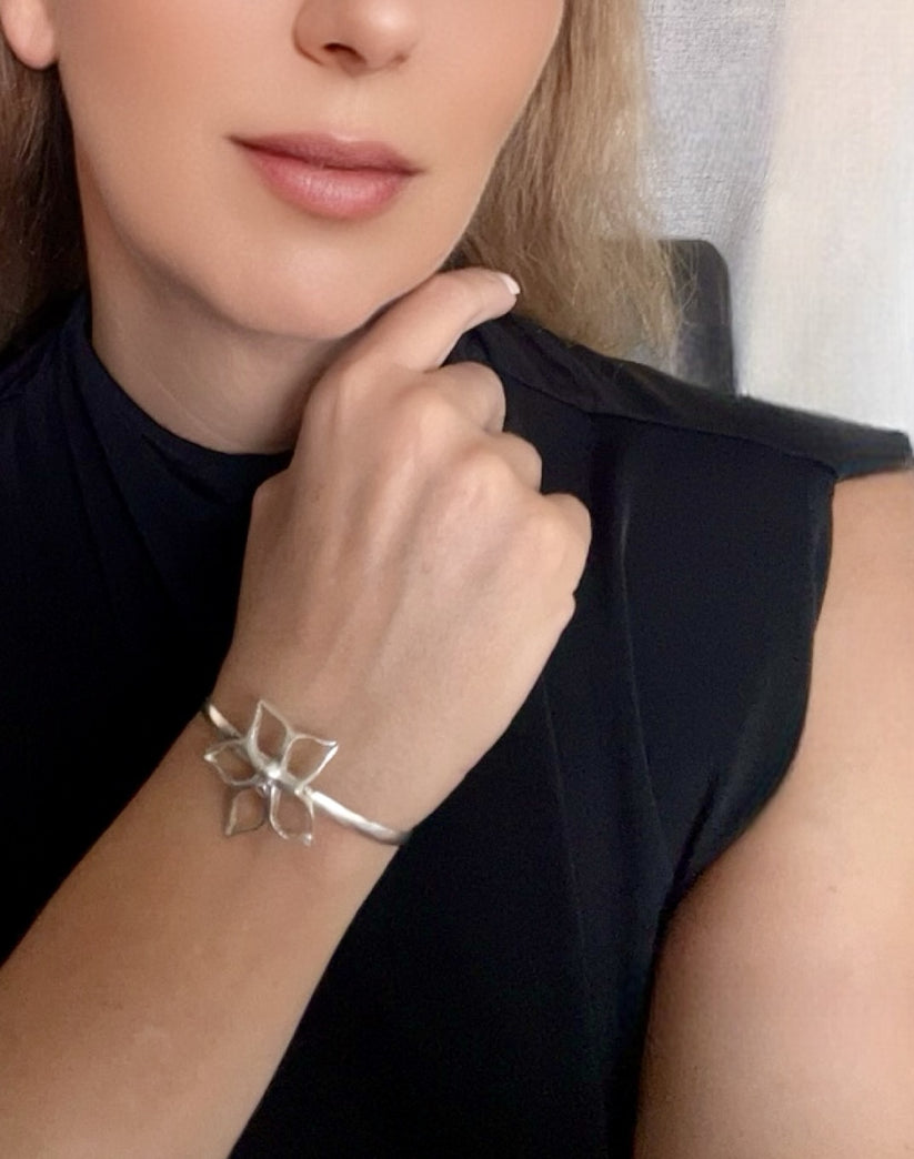 Pulsera brazalete fino IrregularBlom Únic plata 10µ ajustable - Imagen 2