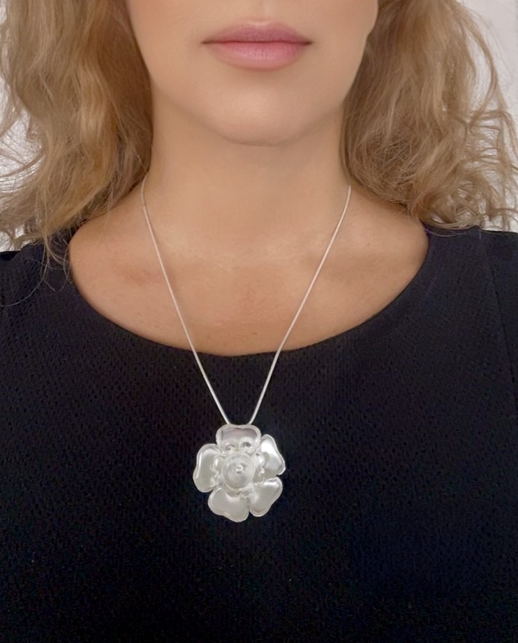 Collar colgante Camelia 3D en plata 10µ latón - Imagen 2