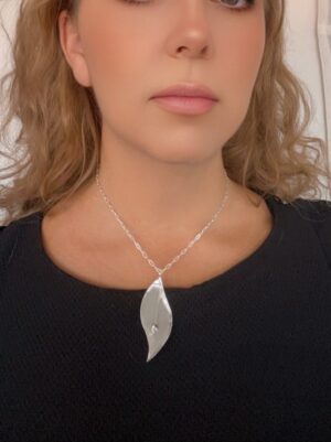 065270_modelo_GloriaMago_limited_calidad plata collar