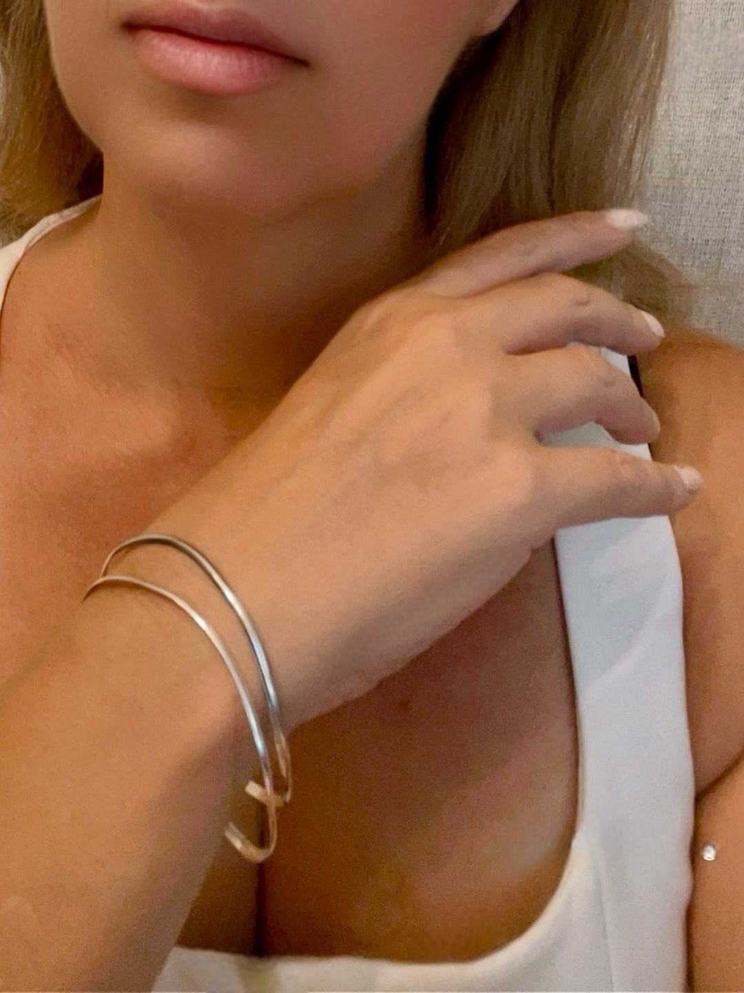 Pack de 2 Pulseras tipo Aro irregulares forma realizada a mano haciendo ondas. Plata de ley 10µ - Imagen 3