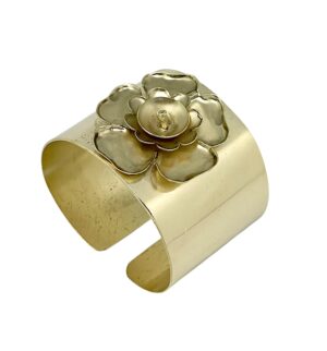 Brazalete ancho Camelia 3D en dorado latón