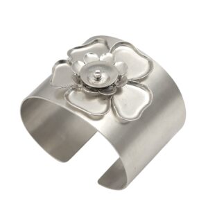 Brazalete ancho Camelia 3D en plata 10µ latón